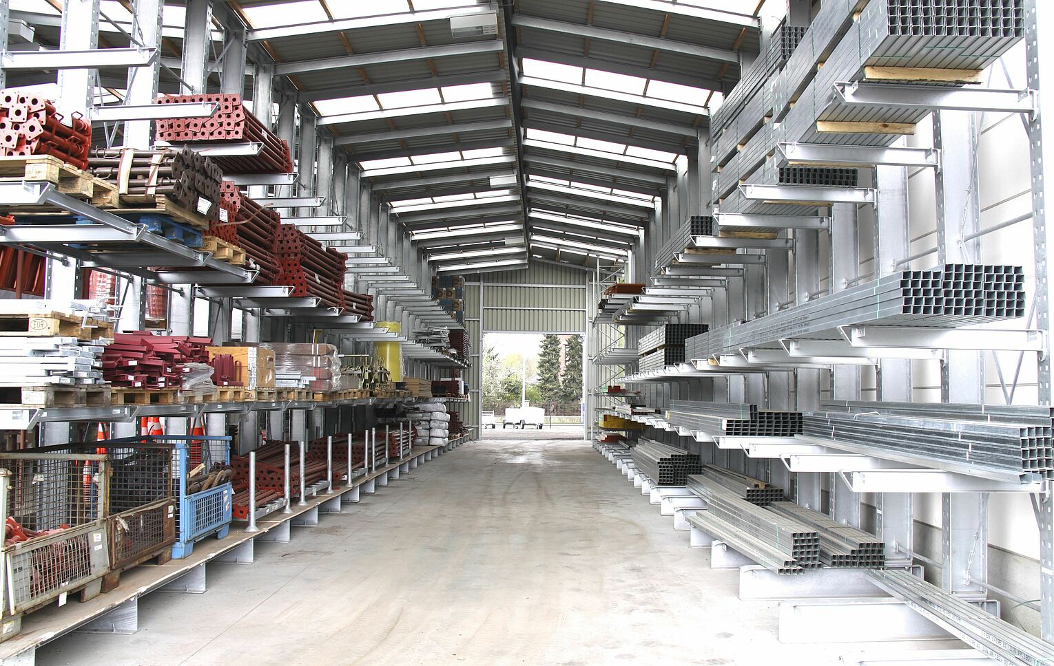 [Translate "Slovenia"] Rack-clad warehouse Cantilever racking