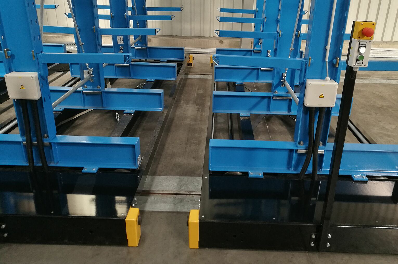 [Translate "Slovenia"] Mobile cantilever racking