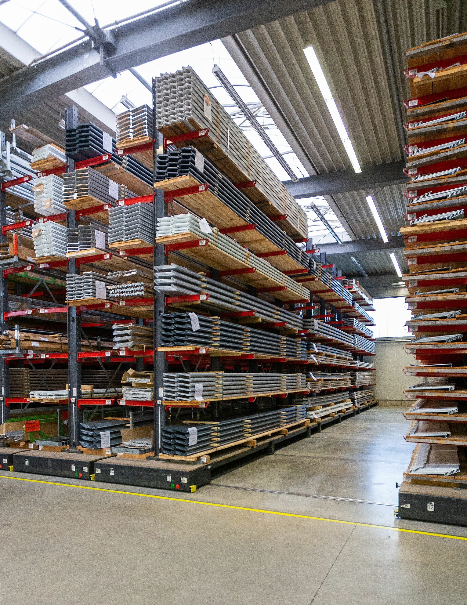 [Translate "Slovenia"] Mobile cantilever racking